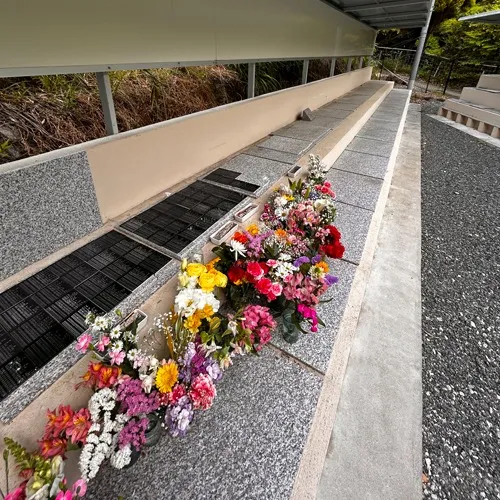 4月28日月曜日に慰霊祭、5月3日土曜日に合同埋葬を開催し、...