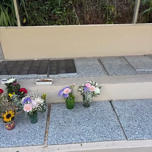 ペット霊園合同墓地にお付けする、お名前にメモリアルプレートが...