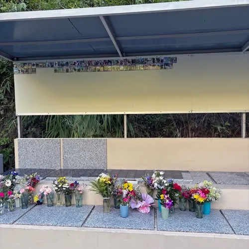 パグのはじめちゃんのメモリアルプレートが完成し、ペット霊園の...